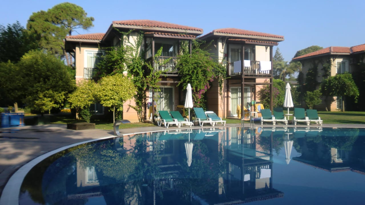 Poolbereich bei den Select-Villen Papillon Ayscha