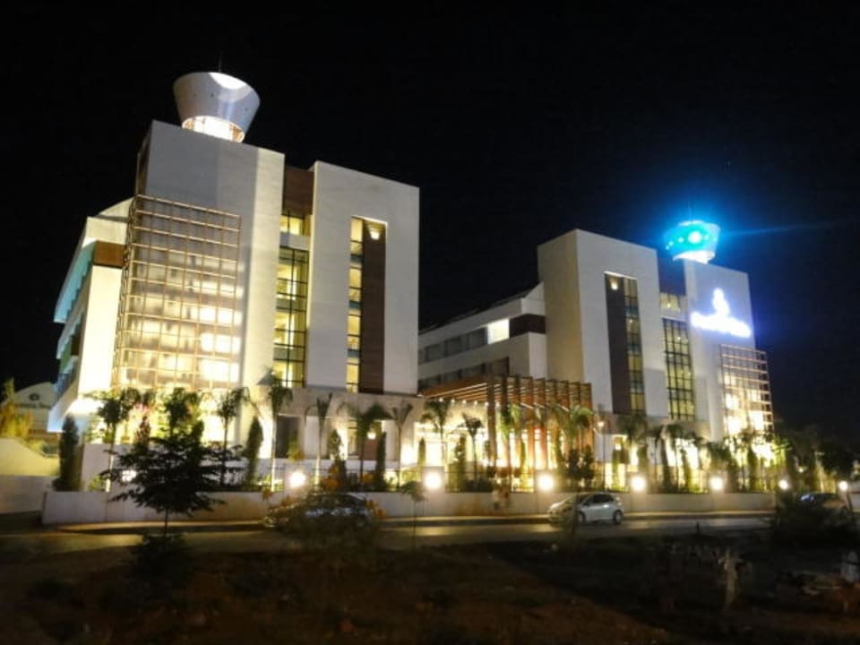 Bei Nacht Port Side Resort Hotel