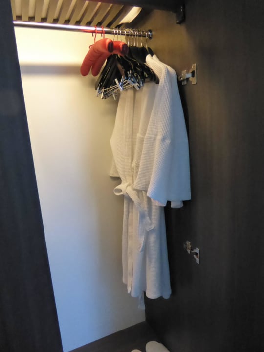 2 Bademäntel, Bügelbrett und Bügeleisen vorhanden Amara Bangkok