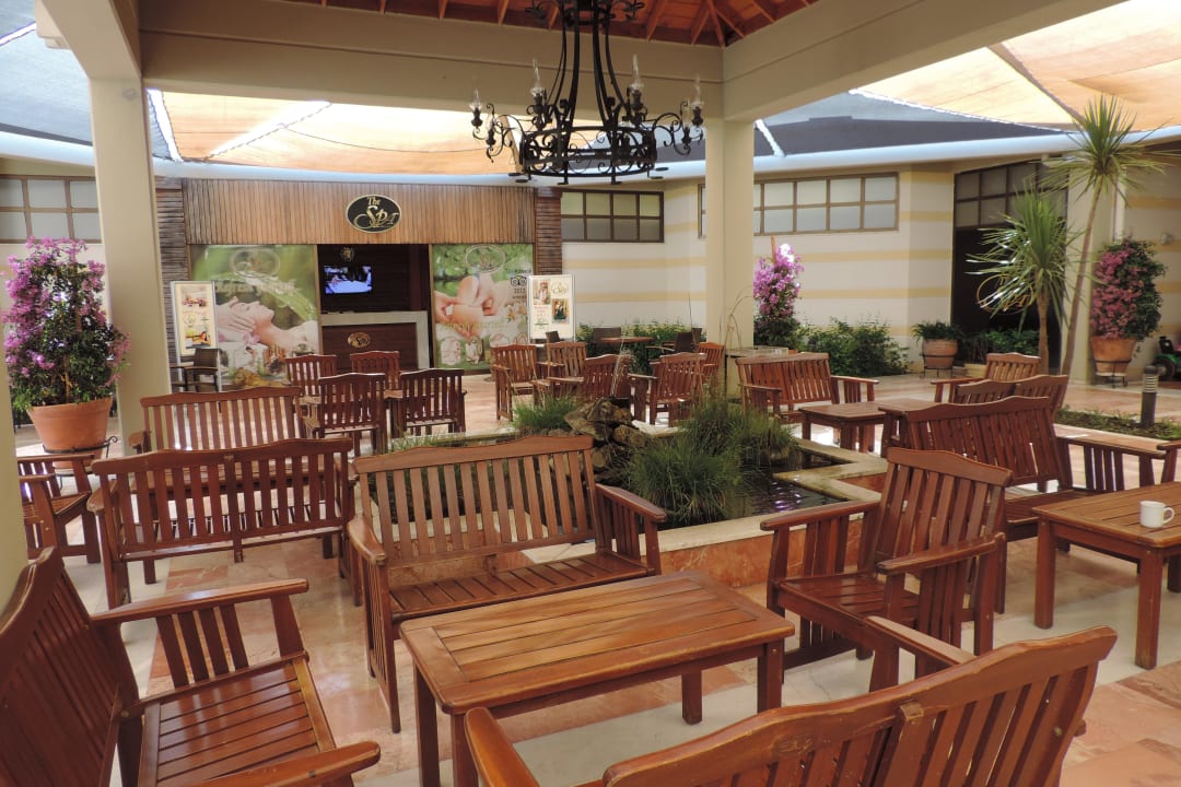 Im Hintergrund der Spa Club Tuana Fethiye