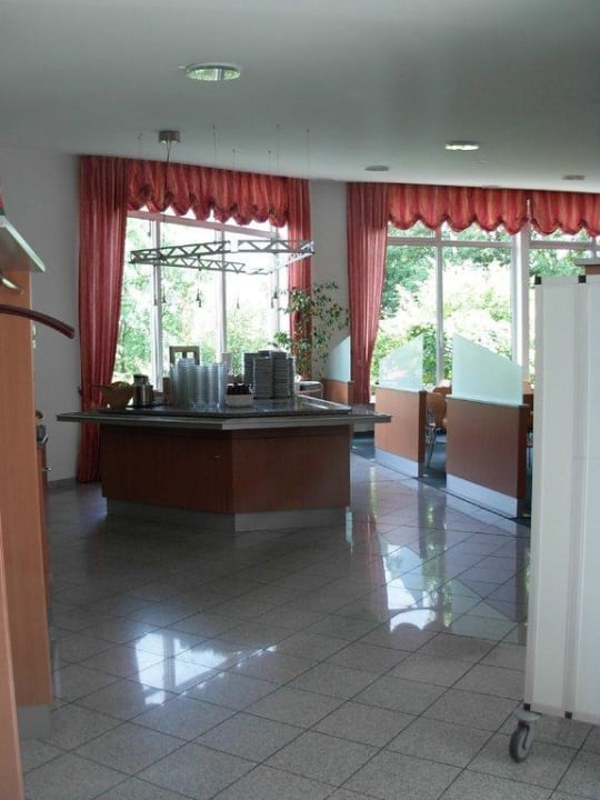 Teilansicht Buffet, größerer Frühstücksraum Hotel Panorama Inn und Boardinghaus