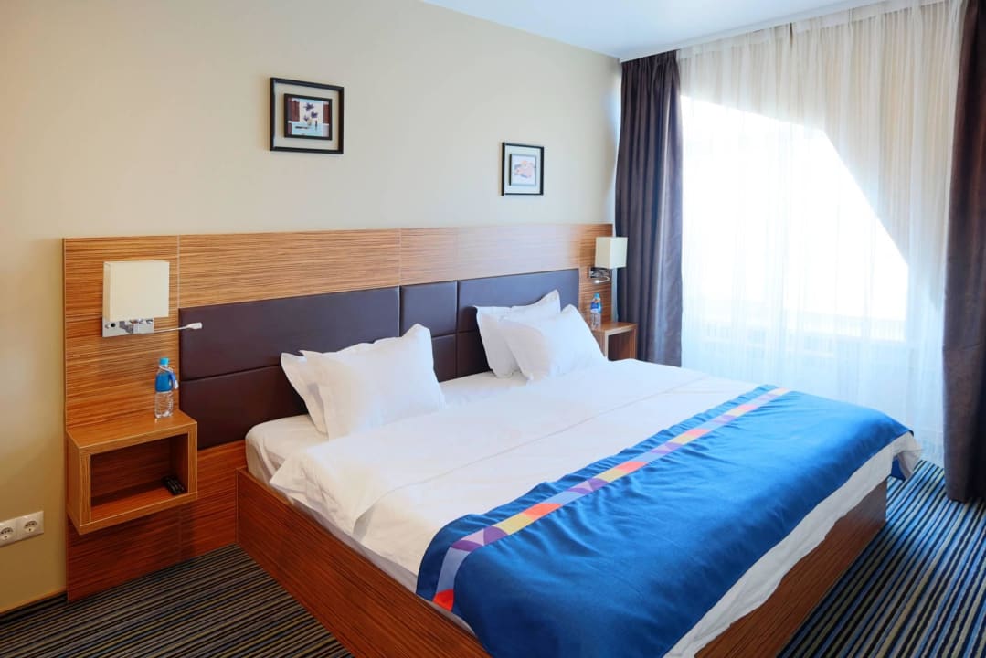 Люкс спальня Astoria Hotel