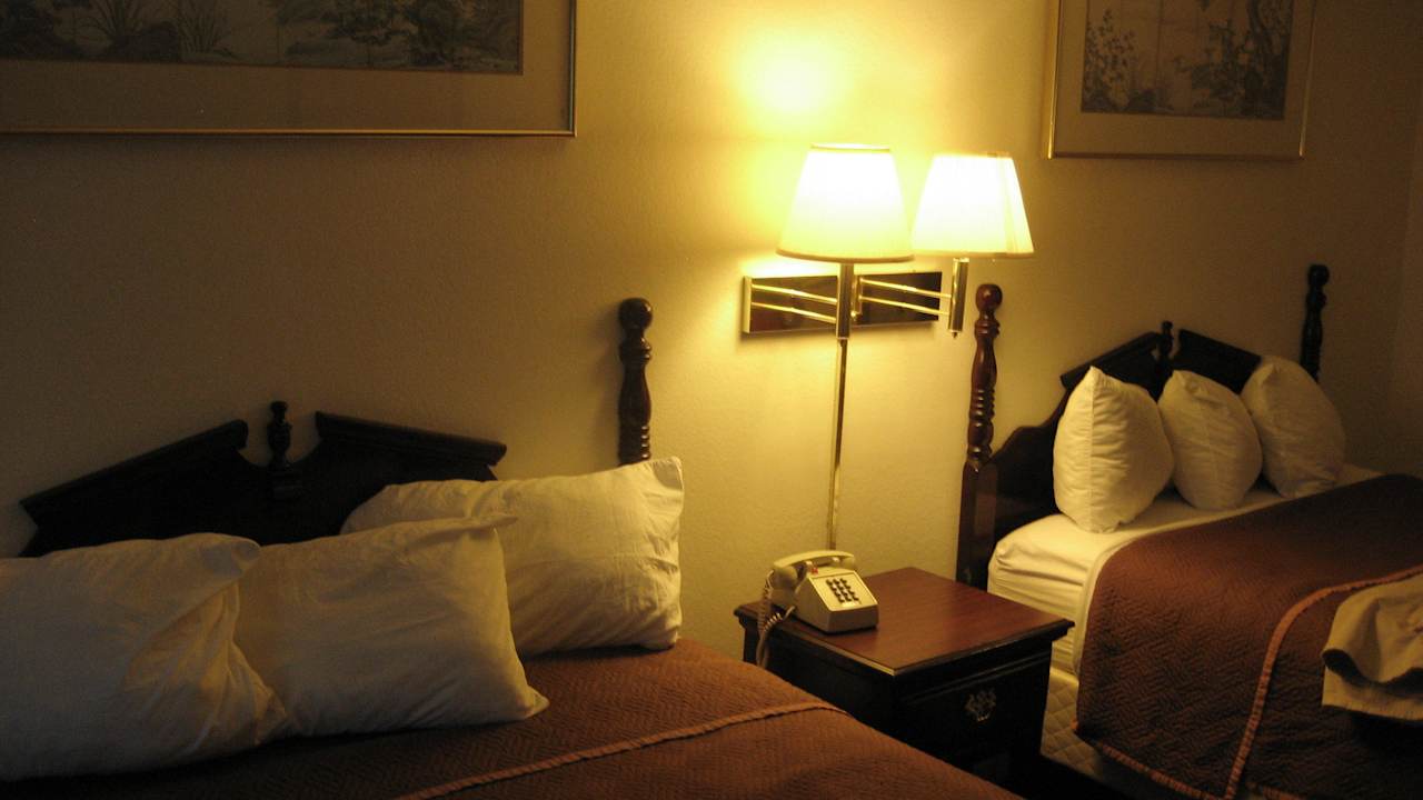 Kopfkissen gibt es genug SureStay Plus Hotel by Best Western Mammoth Lakes