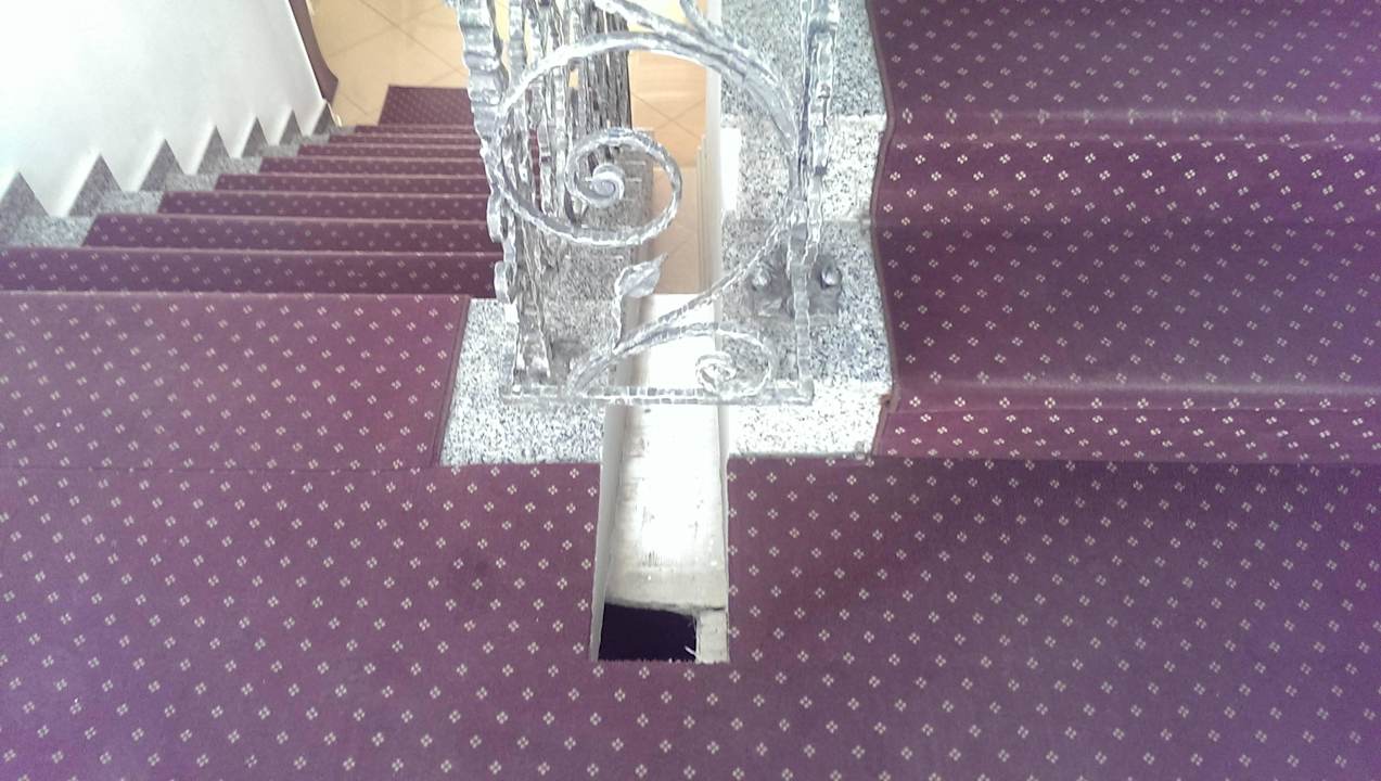 Ungesichertes Loch auf der Treppe Grand Hotel Saranda