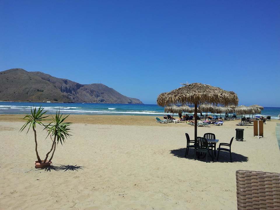 Strand ein paar Meter weiter mit Bar Hotel Corissia Princess