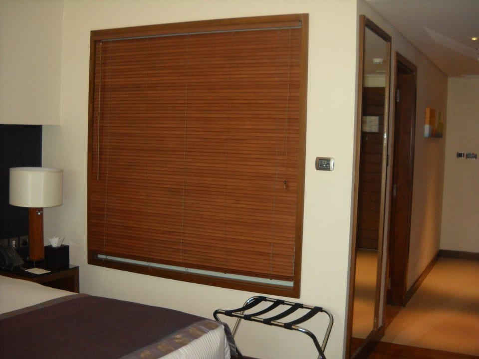 Zimmer Richtung Bad u Eingang Grand Millennium Al Wahda Abu Dhabi