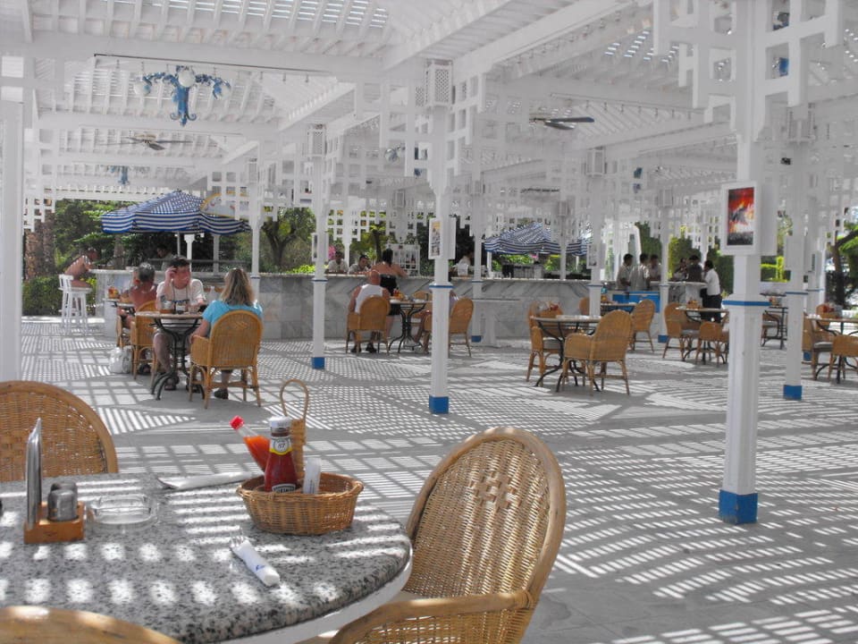 Poolbar und Restaurant am Strand The Grand Hotel Hurghada