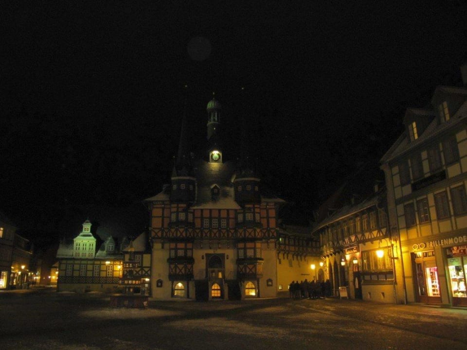 Abends vor dem Rathaus, links das Hotel A-ROSA Gothisches Haus Wernigerode