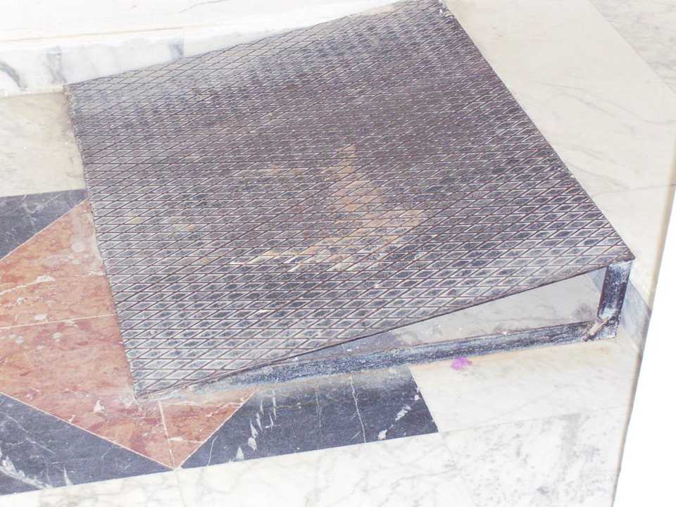 Stolperfalle vor Türe The Grand Hotel Hurghada