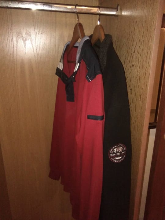 2 Kleiderbügel, sonst nichts Coral Hills Resorts & SPA