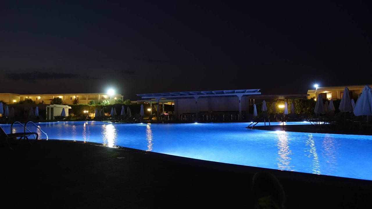 Pool bei Nacht Asterias Beach Resort