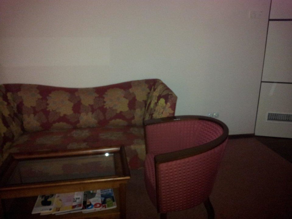 Die Sitzgelegenheit. Lindner Hotel Frankfurt Main Plaza, part of JdV by Hyatt