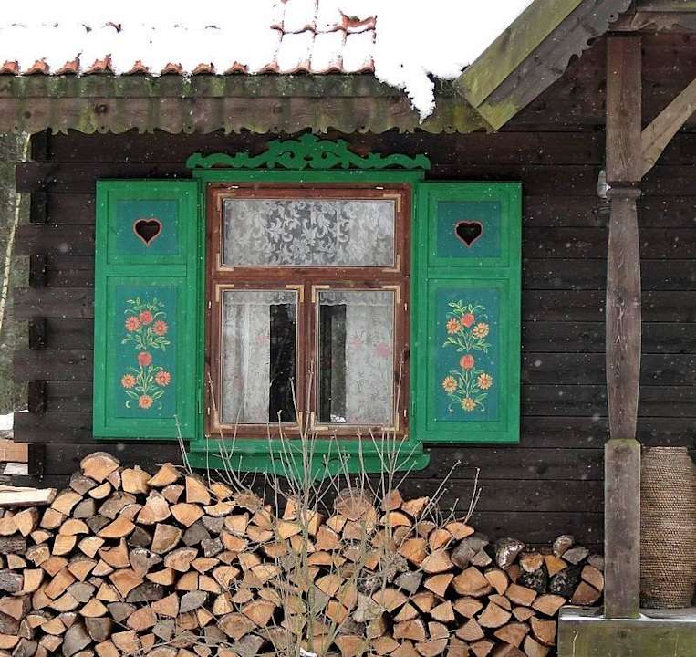 Urocze okienko w Dworskim Czworaku. Dworek nad Łąkami Kiermusy