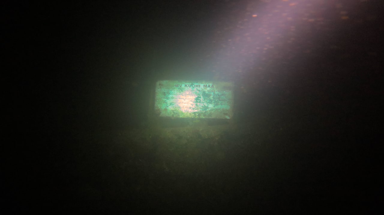 Wrack bei Nacht Machchafushi Island Resort & Spa Maldives, The Centara Collection