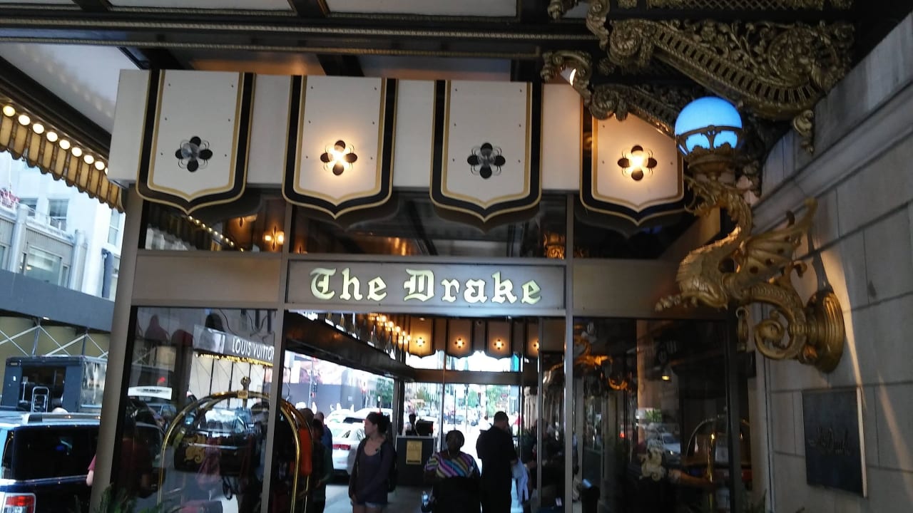 The entrance Hotel The Drake