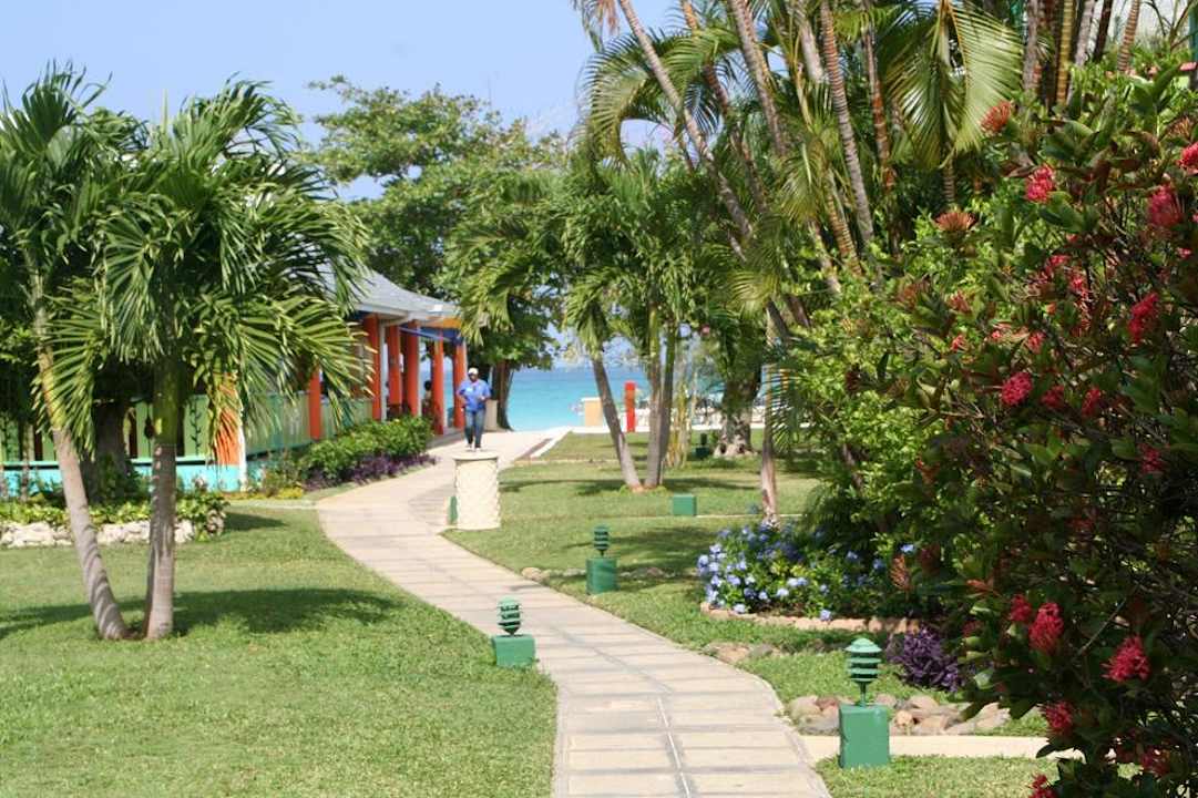 Der Weg zum Strand Hotel Grand Pineapple Beach Negril