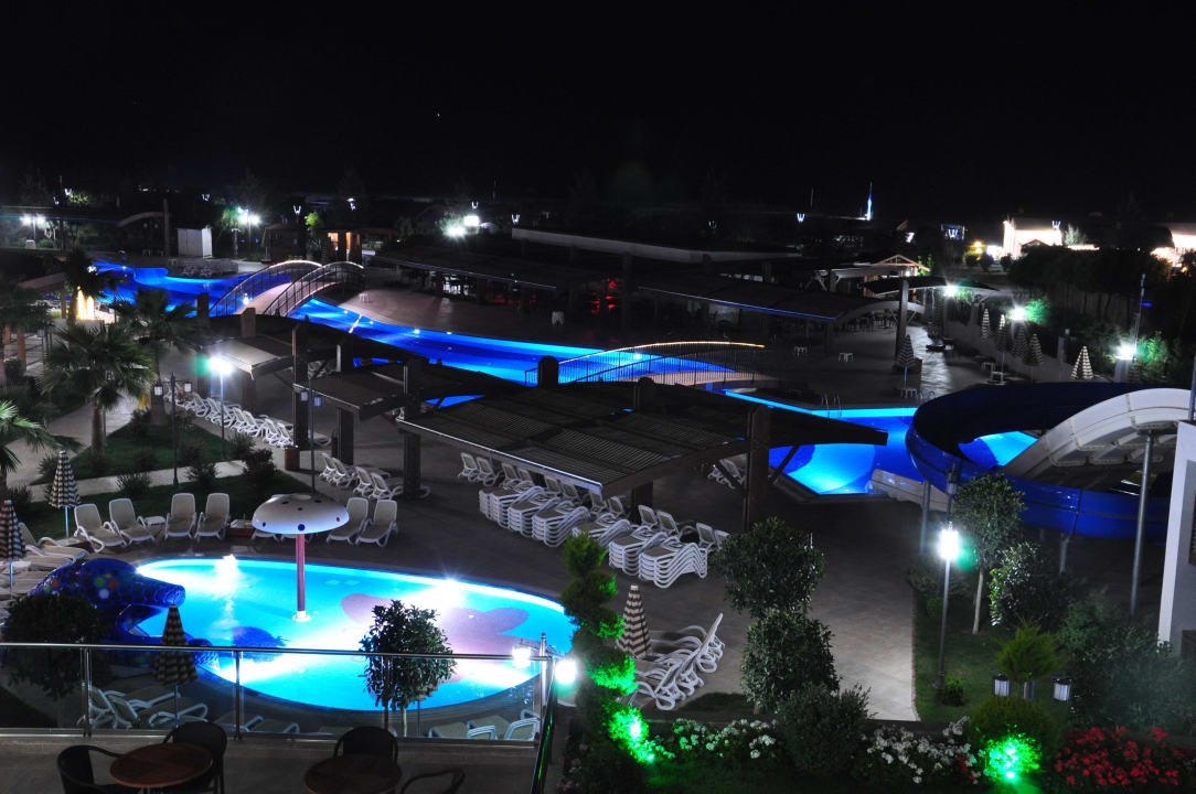 Poolanlage bei Nacht Adalya Ocean Deluxe