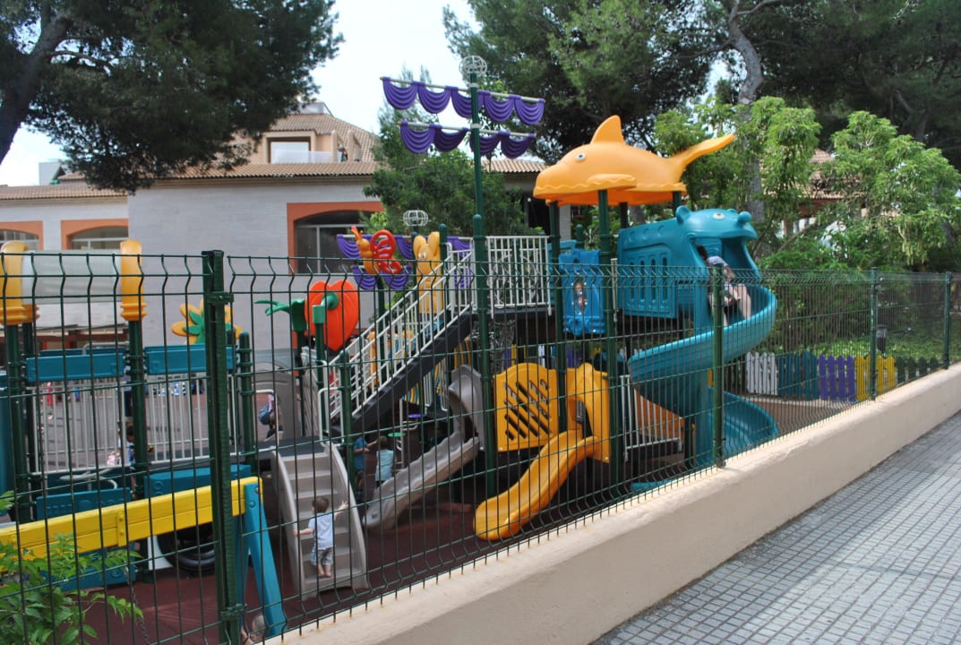 Der Spielplatz auf dem Hotelgelände Zafiro Cala Mesquida