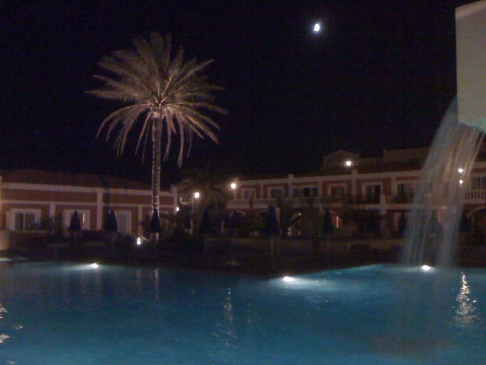 Poollandschaft am Abend Porto Bello Royal