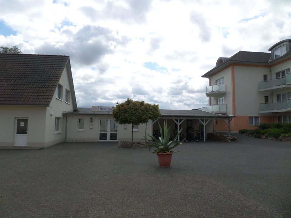 Fahrradabstellplatz mit Eingang zur Bowlingbahn Strandhotel Plau am See