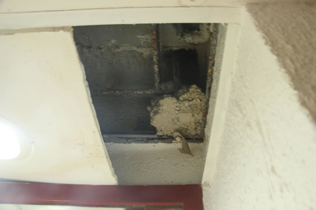 Dziura w suficie w łazience Hotel Solymar Beach Resort