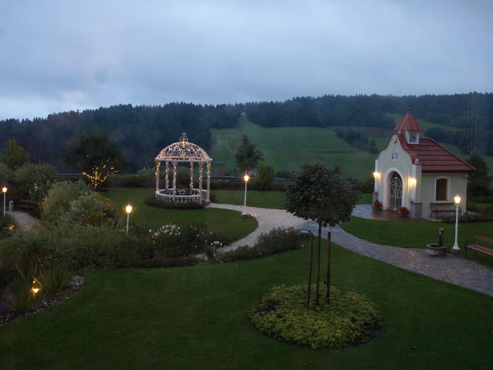 Garten in der Abenddämmerung Bergergut - Das Genießerhotel für Paare