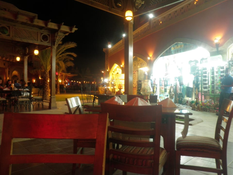 Wieczorem w hotelu Pickalbatros Alf Leila Wa Leila Resort - Neverland Hurghada