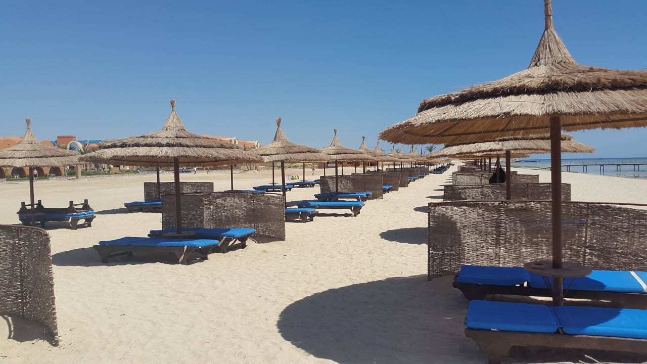 Liegen am Strand Novotel Marsa Alam Beach Resort
