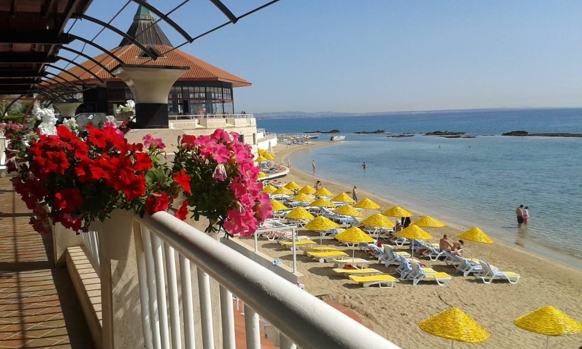 Großer Strandabschnitt, aber sehr eng Salamis Bay Conti Resort Hotel & Casino