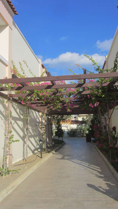 Weg zwischen den Bungalows Lindos Princess Beach Resort & Spa