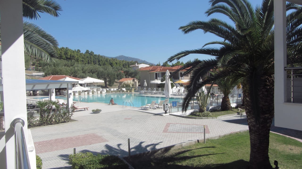 Blick vom Balkon auf dem Pool Hotel Lagomandra Beach