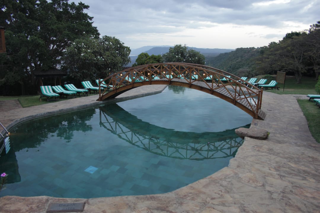 Pool mit Blick auf Lake Manyara Manyara Wildlife Safari Camp