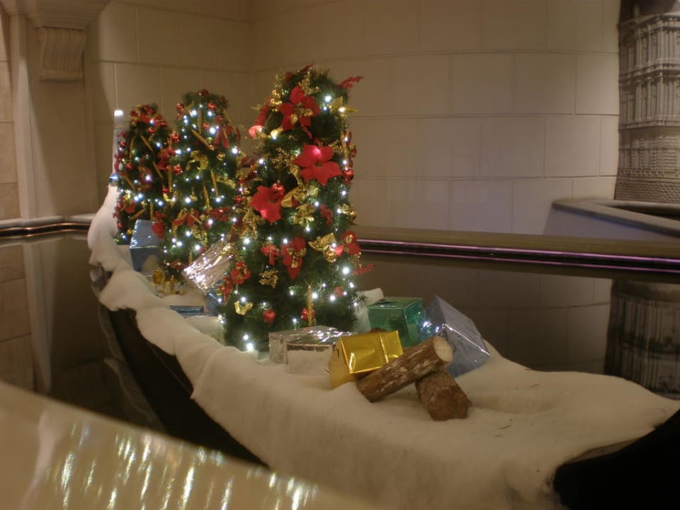 Vor dem Eingang Gondel in Weihnachtsdeko  The Venice Hotel