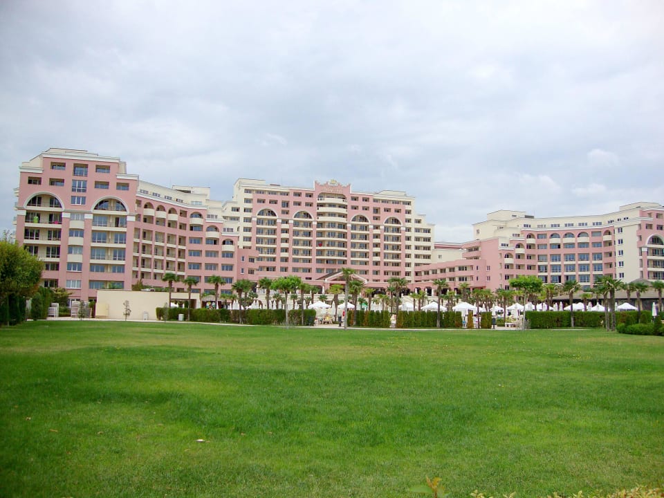 Blick von der Promenade zum Hotel DIT Majestic Beach Resort