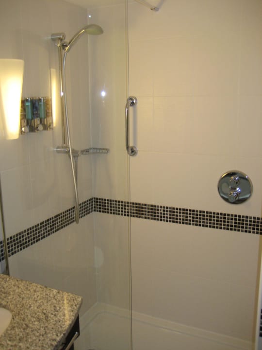 Dusche Hampton by Hilton London Croydon