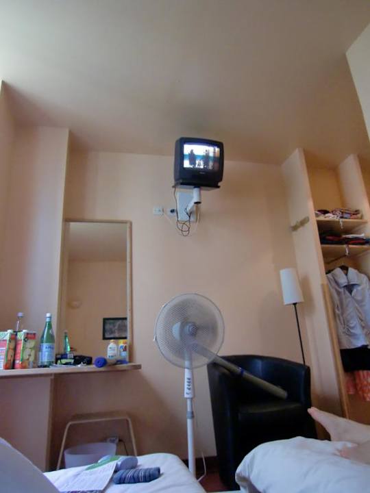 Blick vom Bett auf den Fernseher Hotel Comté de Nice
