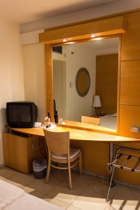 Fernseher und Spiegel Hotel Calypso Beach