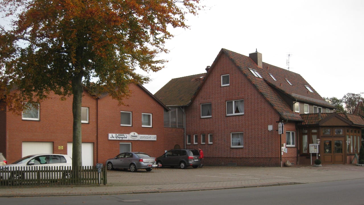 Anbau mit Zimmern links, Hauptgebäude rechts Hotel Kiek In im Wiesengrund