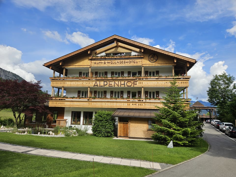Außenansicht Alm- & Wellnesshotel Alpenhof