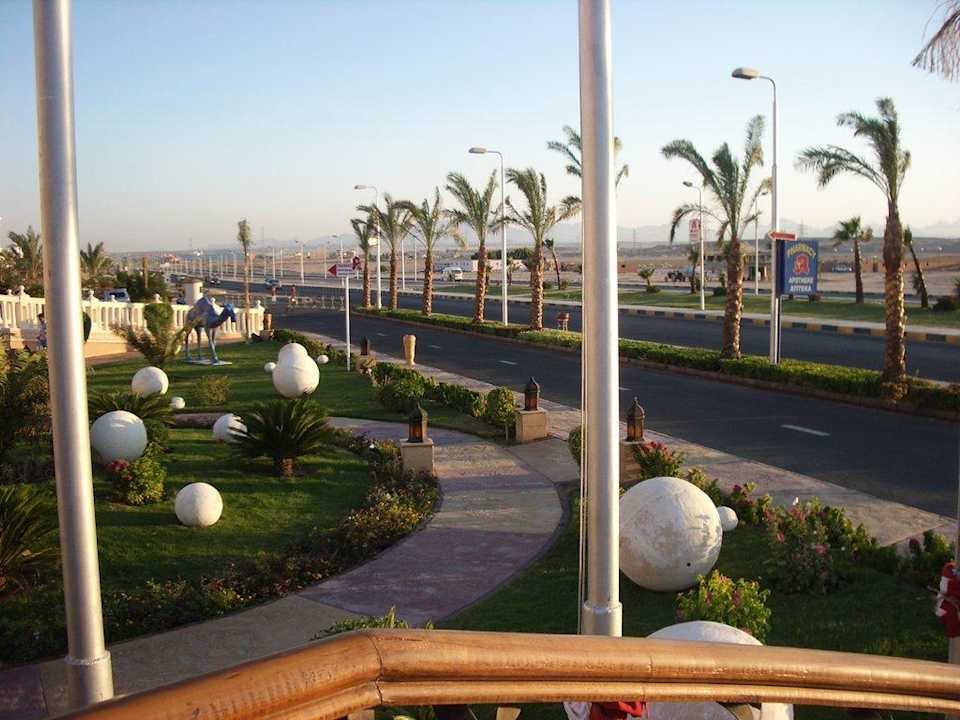 Blick zur Straße Pickalbatros Palace Resort