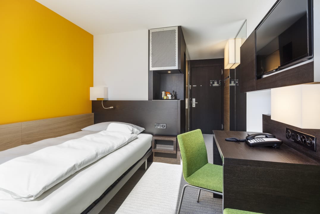 Zimmer Züri by Fassbind