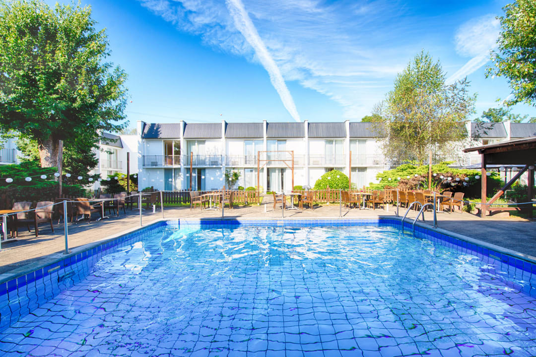 Outdoor Pool Leonardo Hotel Düsseldorf Airport - Ratingen