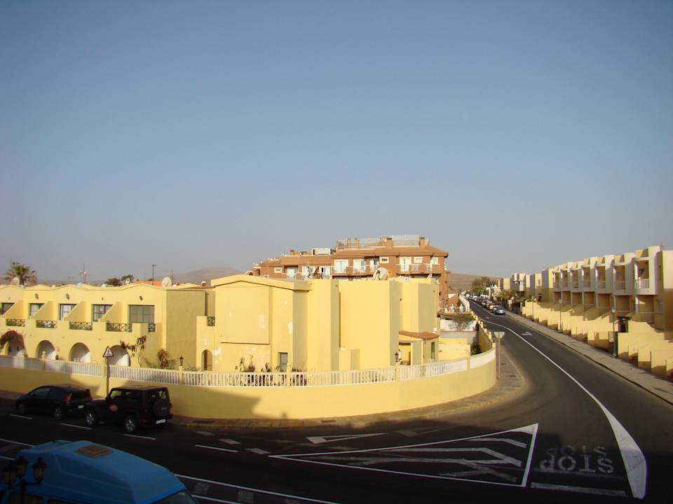 Widok z pokoju na ulicę Elba Castillo San Jorge & Antigua Suite Hotel