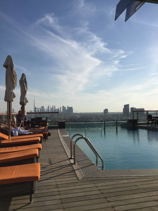 Blick vom Pool auf Dubai Golden Sands Hotel Creek