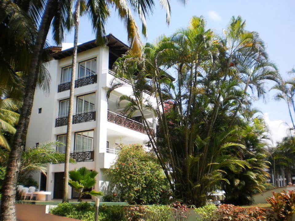 Blick nach hinten zum Hotel - von unseren Liegen Hotel Lanka Princess Ayurveda