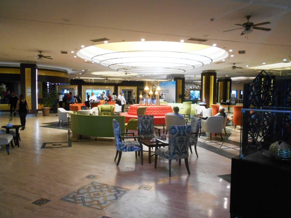 Zahlreiche Sitzgelegenheiten in der Lobby Belconti Resort Hotel