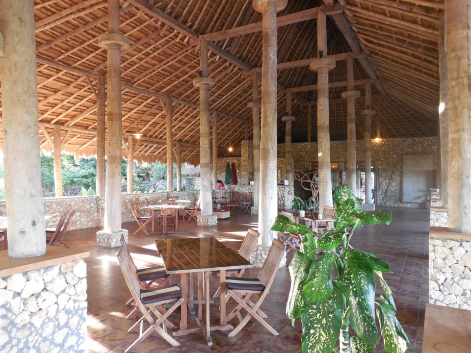 Restaurantbereich unter traditionellem Dach Sumba Nautil
