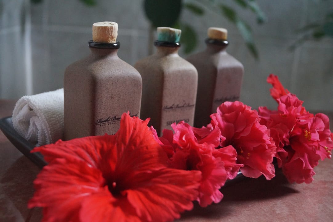 Frische Blumen von unserem "Roomba" NH Collection Maldives Reethi Resort