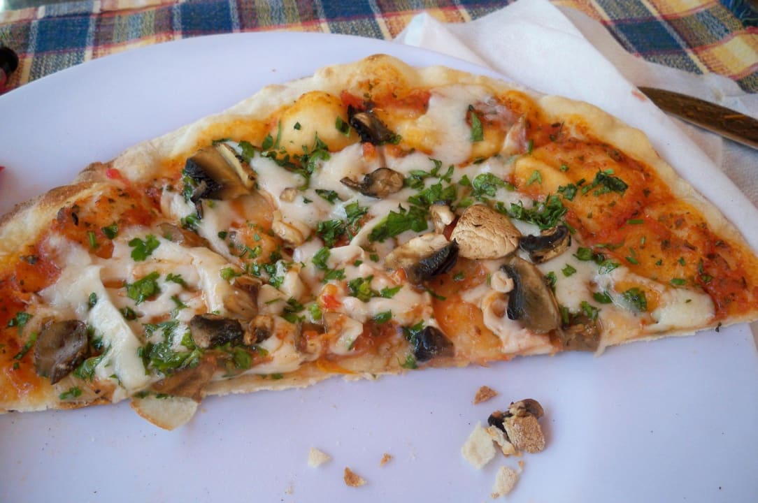 Pizza im Little Italy Ghazala Gardens