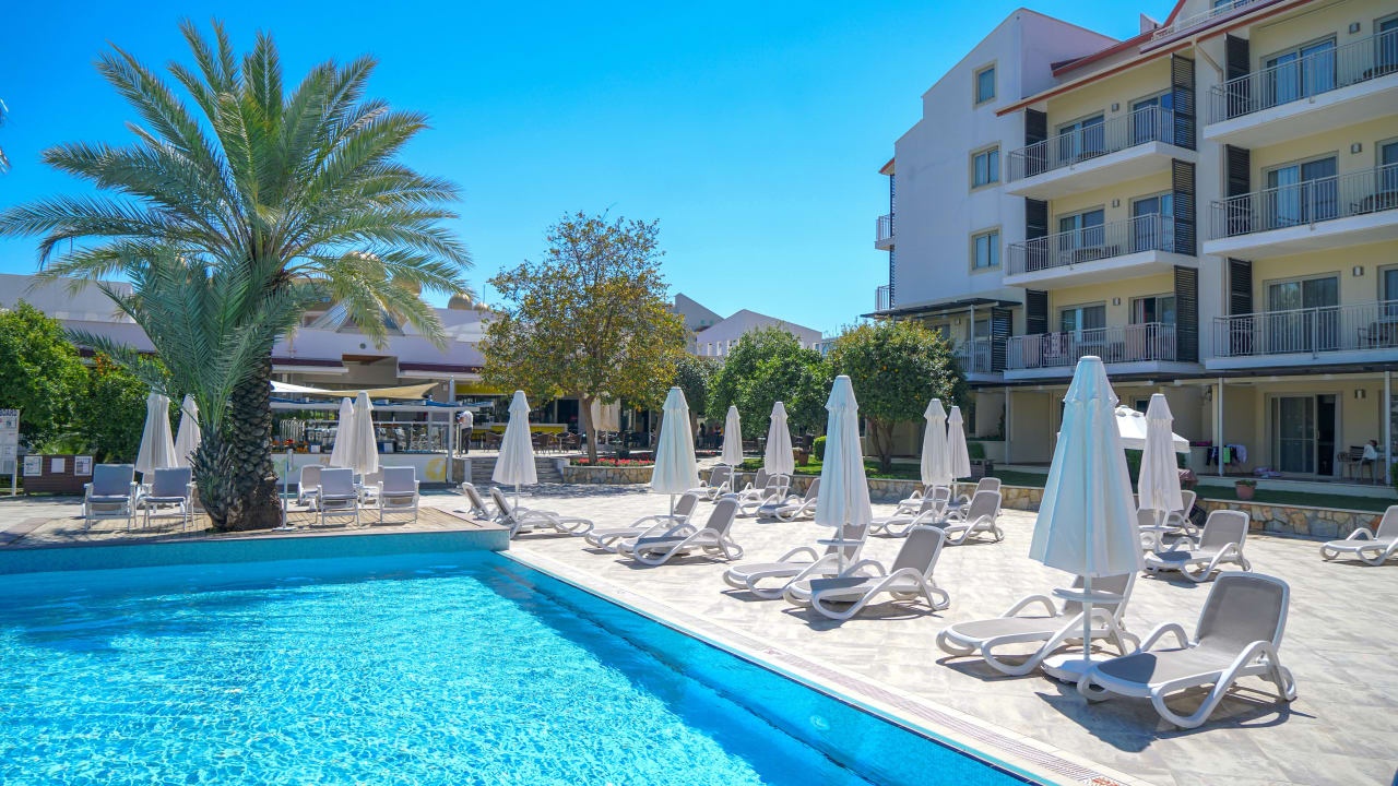 Pool Barut B Suites